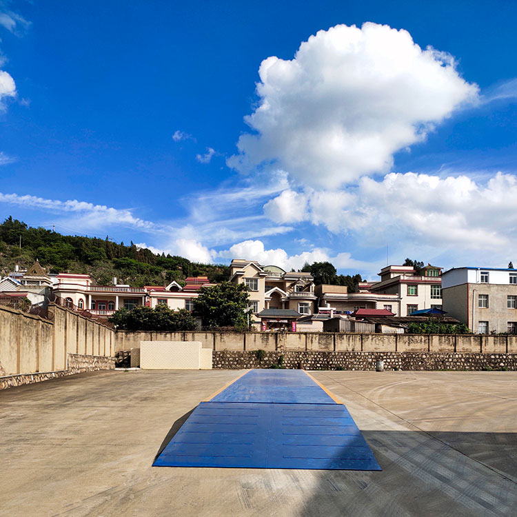 云南大理地磅秤100噸鋼基礎(chǔ)移動(dòng)大地磅客戶現(xiàn)場(chǎng)案例
